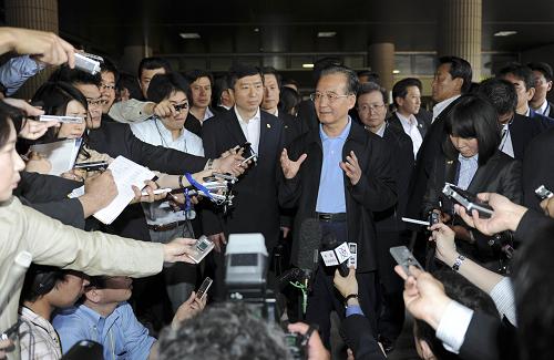 温家宝慰问日本福岛灾民--中国国情网