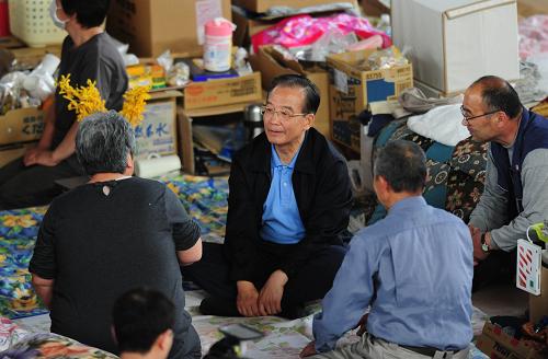 温家宝慰问日本福岛灾民--中国国情网