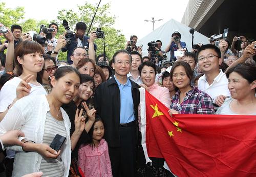 温家宝慰问日本福岛灾民--中国国情网