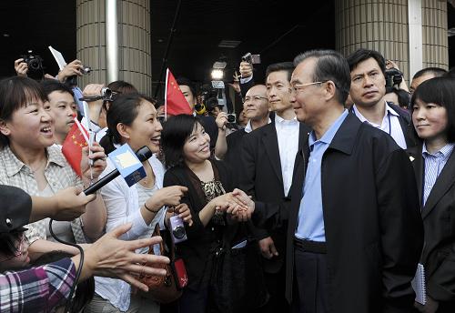 温家宝慰问日本福岛灾民--中国国情网