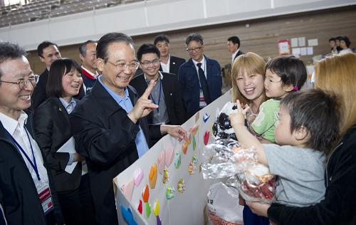 温家宝慰问日本福岛灾民--中国国情网