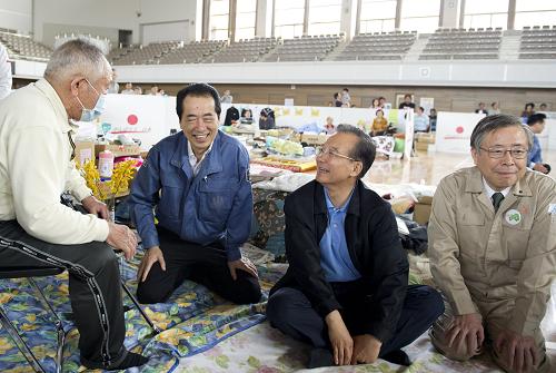 温家宝慰问日本福岛灾民--中国国情网