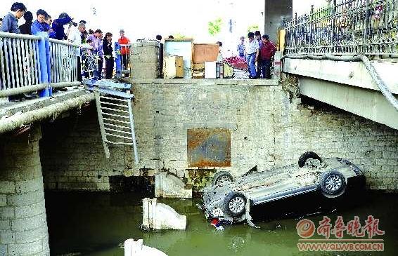 济南顺河街英贤桥一辆黑色轿车撞穿护栏坠河--中国国情网