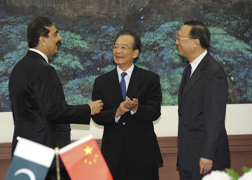 温家宝同吉拉尼共同出席签字仪式--中国国情
