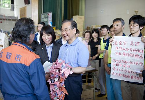 温家宝在日本名取市灾区慰问受灾民众--中国国情手册