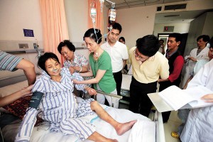 女子患怪病为不拖累家人剖腹 6顶尖专家会诊--中国国情网