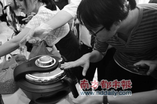 广东顺德研制出自动炒菜机(图)--中国国情