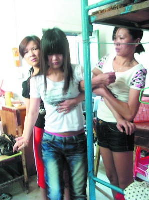 女孩患怪病不能站立行走 双腿匀称无萎缩(图)--中国国情网