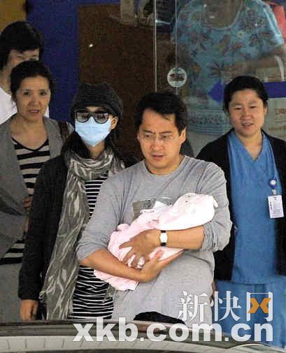 陈好秘密产子低调出院 婆婆豪车相迎搀扶媳妇(图)--中国国情网