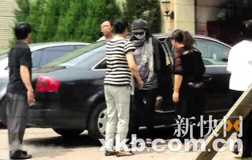 陈好秘密产子低调出院 婆婆豪车相迎搀扶媳妇(图)--中国国情网