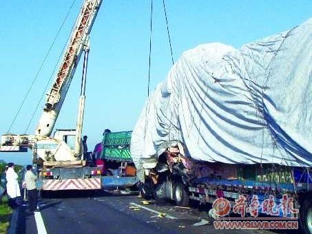 四辆大卡车高速路追尾 事故造成两死一伤--中国国情网