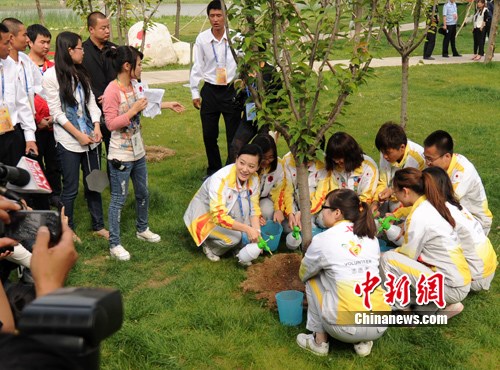 歌手谭晶携手志愿者 助阵“我和明星游世园”--中国国情网