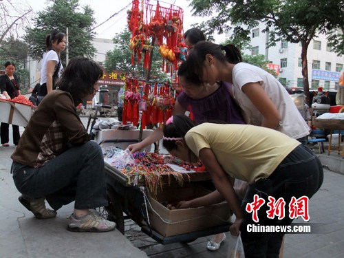 端午临近引香包商贩走街串巷 专家提醒不宜久戴--中国国情网