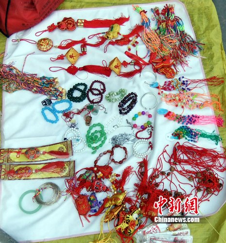 端午临近引香包商贩走街串巷 专家提醒不宜久戴--中国国情网