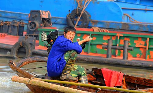 洞庭湖腹地旱情直击--中国国情