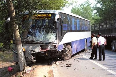 轿车逆行撞驾校班车 事故致三人当场死亡--中国国情手册