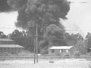 南京化工仓库发生爆燃被烧毁(图)--中国国情网
