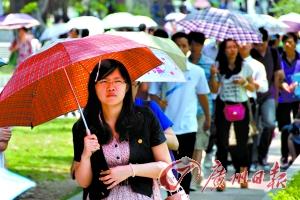 女生公务员考试超时答题 痛哭下跪求监考--中国国情