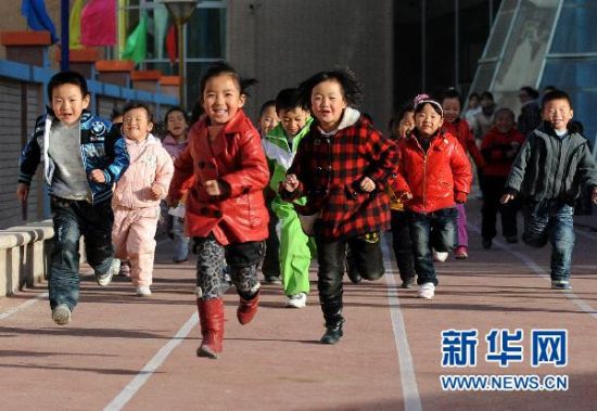 报告称中国儿童10年来学习更自信八成睡眠不足--中国国情网