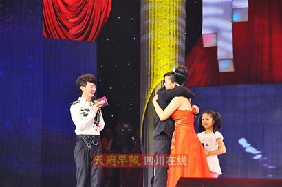 “蜘蛛侠”夫妇选秀节目办婚礼 向观众放喜糖(图)--中国国情网