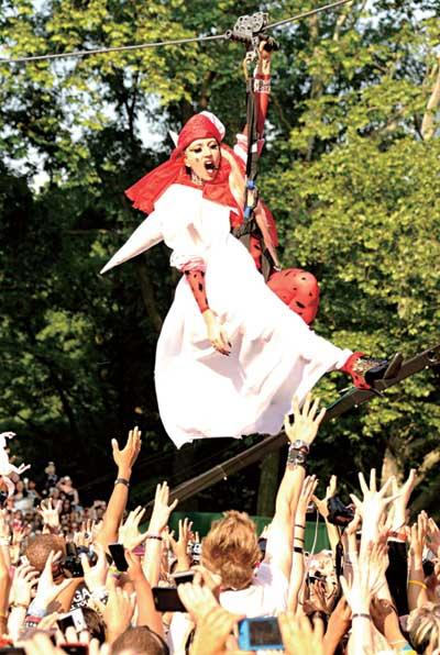 图文:LadyGaga化身“俯冲的大鸟”现身中央公园--中国国情