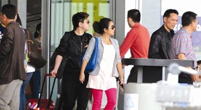 图文:何洁返京释小龙接机 被传已秘密结婚--中国国情