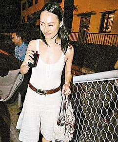 梁洛施返港精神好 黄秋生:她没说是否带儿子回来--中国国情