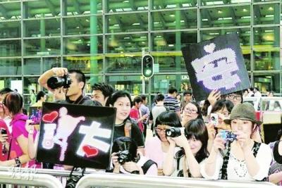 许志安被催娶 郑秀文粉丝自制“许太”灯牌(图)--中国国情手册
