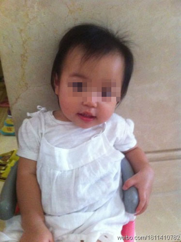 赵薇老公晒爱女正面美照 穿白连衣裙正襟危坐(图)--中国国情网
