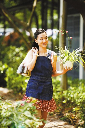 张柏芝新片剧照首曝光 手捧鲜花笑脸盈盈(图)--中国国情手册