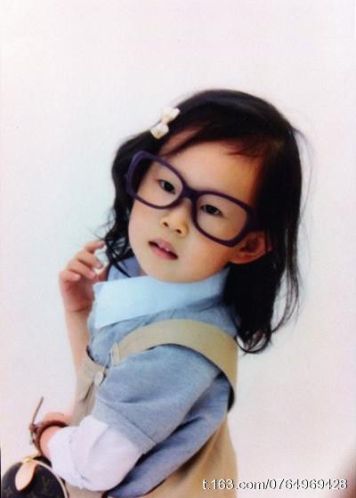 小沈阳女儿照片曝光 单眼皮笑容似老爸(图)--中国国情网