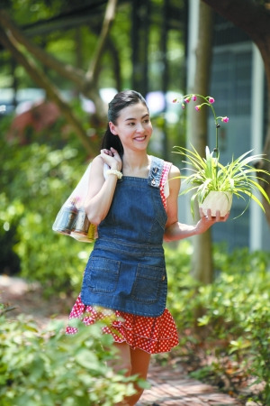 张柏芝复工说说笑笑 分饰两角表现镇定(图)--中国国情手册