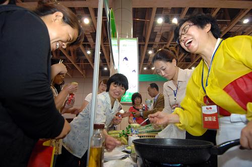 中日韩食品国际博览会在山东烟台举行--中国国情