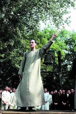 冯远征谈《建党伟业》:演戏粘双眼皮 担心删戏份--中国国情网