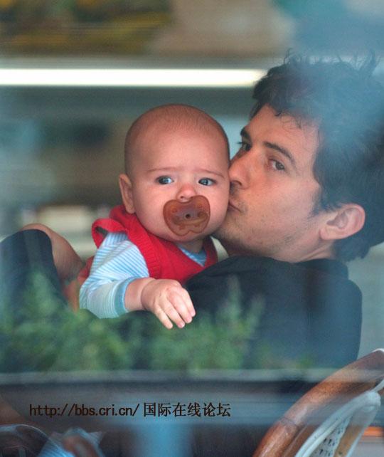 图文:奥兰多·布鲁姆携子逛街 小宝贝星味十足--中国国情网