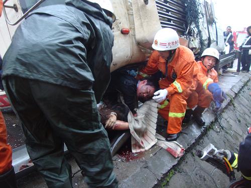 京港澳高速岳阳段一客车侧翻 4人死亡6人被困--中国国情手册