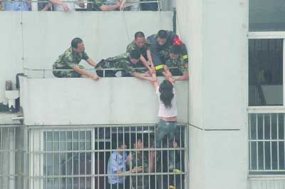 女子因感情纠纷欲轻生 跳楼瞬间被消防救下(图)--中国国情手册