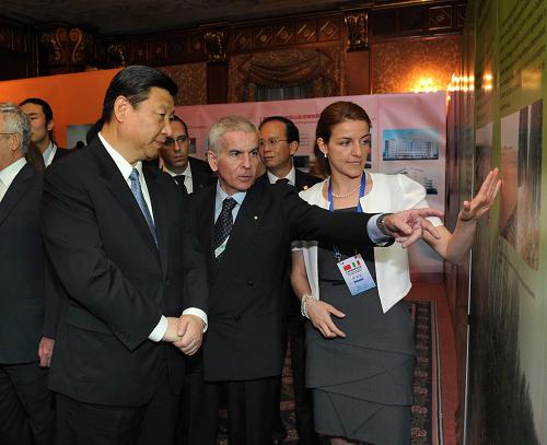 习近平参观中意财政合作成果图片展--中国国情手册