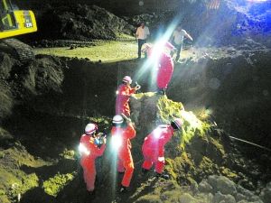 11岁智障男童落入15米深井 被救出后死亡(图)--中国国情手册