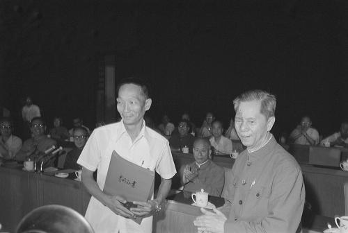 6月6日:袁隆平等获首个特等发明奖--中国国情网