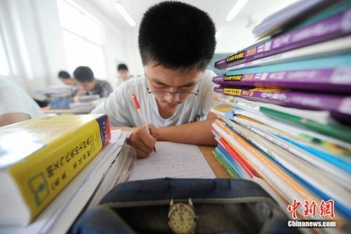 全国933万学子今日高考 多地试水“一年多考”--中国国情网