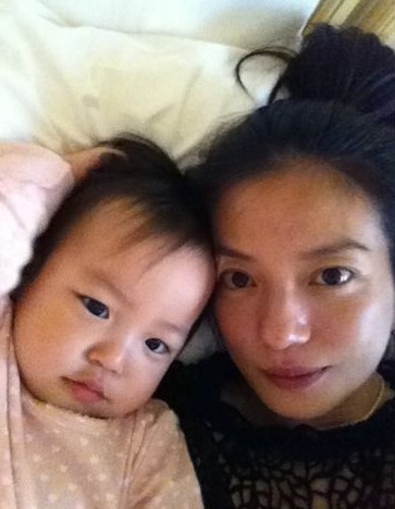 黄有龙再发私照 赵薇素颜与女儿甜蜜依偎(图)--中国国情