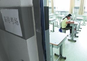 一个人的高考 腹泻考生一边输液一边答题(图)--中国国情网