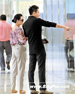 大S甜蜜陪老公逛名店 汪小菲豪掷6万赠美裙(图)--中国国情网