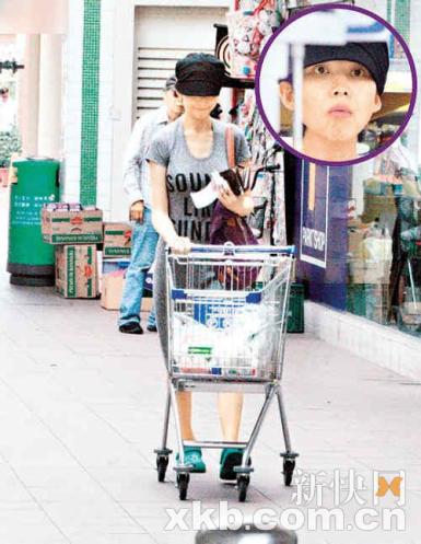 蔡少芬带爱女逛街购物 按传统不洗头坐月子(图)--中国国情网