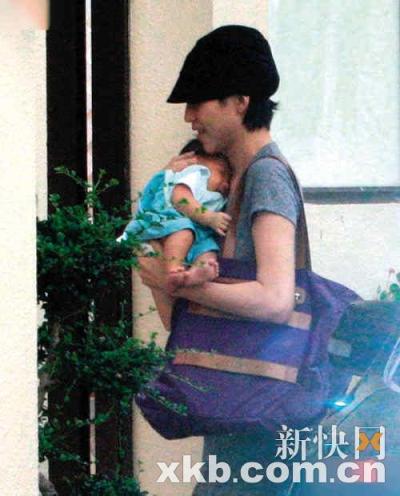 蔡少芬带爱女逛街购物 按传统不洗头坐月子(图)--中国国情网