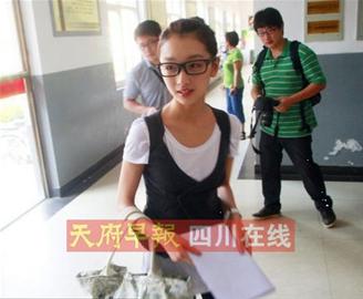 周冬雨挽名包坐专车低调高考 对成绩胸有成竹(图)--中国国情
