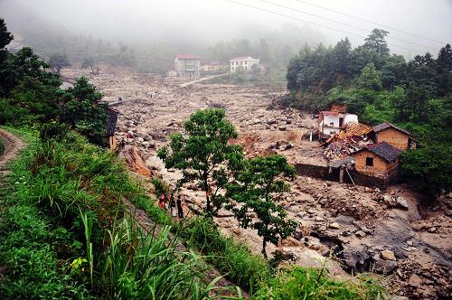 湖南岳阳发生山洪泥石流 已造成18人死亡28人失踪--中国国情