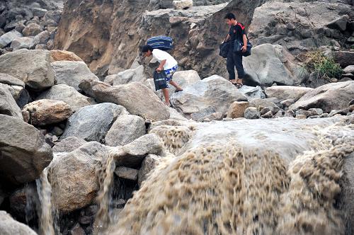 湖南岳阳发生山洪泥石流 已造成18人死亡28人失踪--中国国情