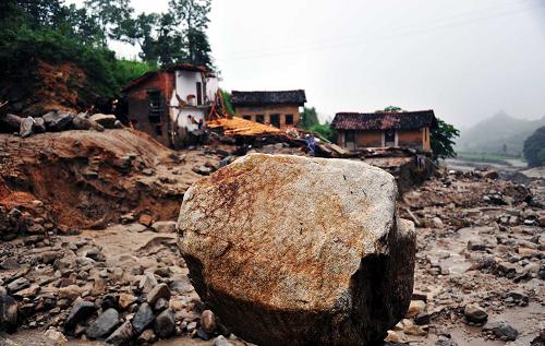 湖南岳阳发生山洪泥石流 已造成18人死亡28人失踪--中国国情